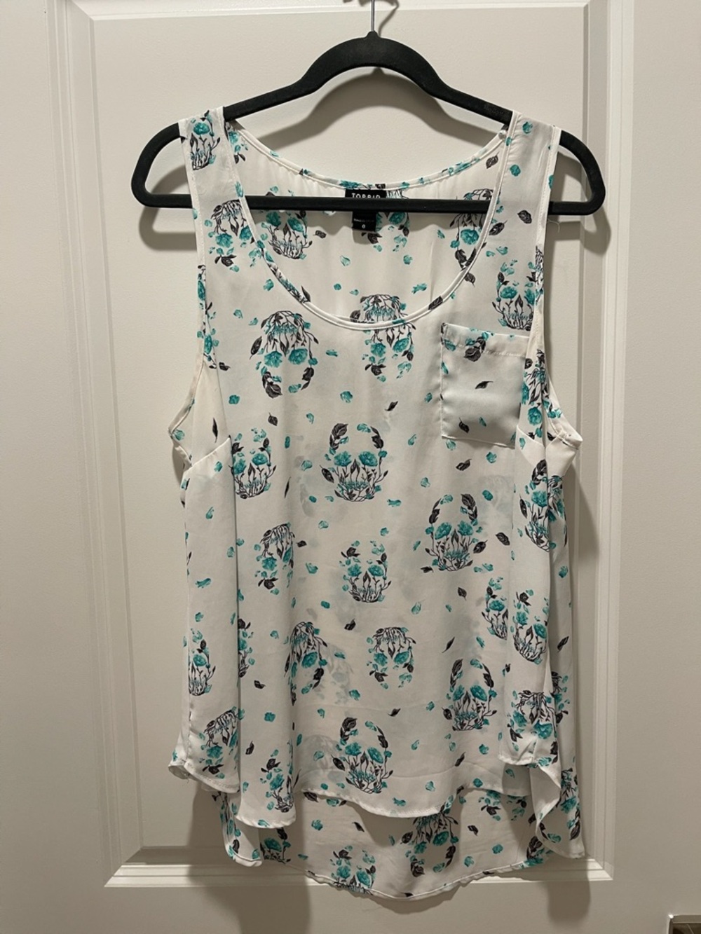 Torrid White Floral Skull Tank Top with Teal Accents (0)